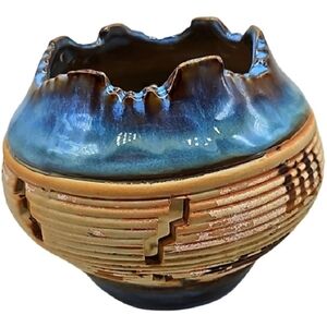 🏺Southwestern glazed art pottery with see thru carvings